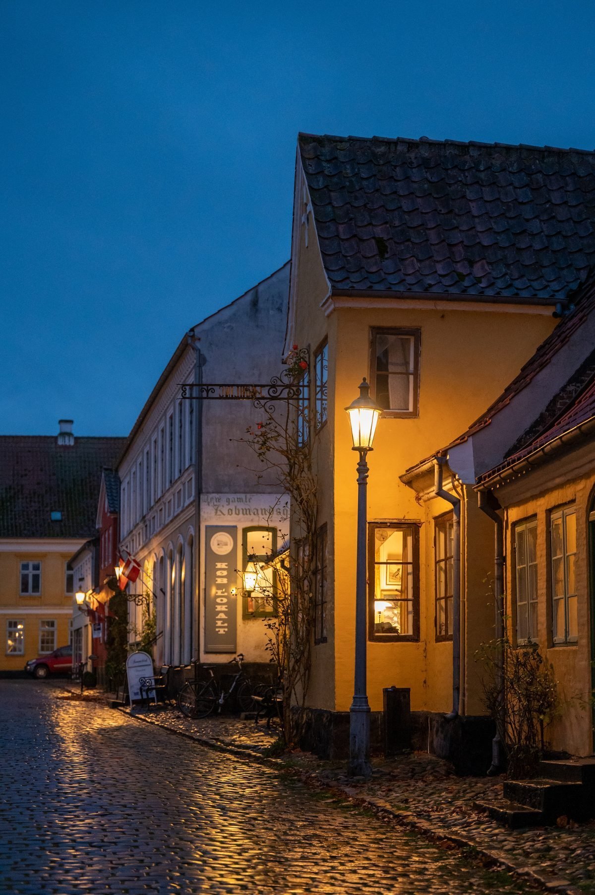 Historische Gasse in &AElig;r&oslash;sk&oslash;bing bei Abenddämmerung