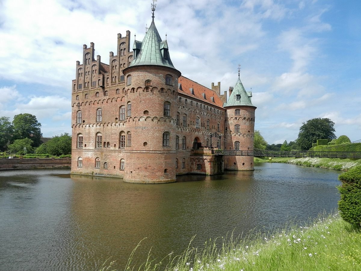 Wasserschloss Egeskov auf Fünen, gespiegelt im Schlossgraben