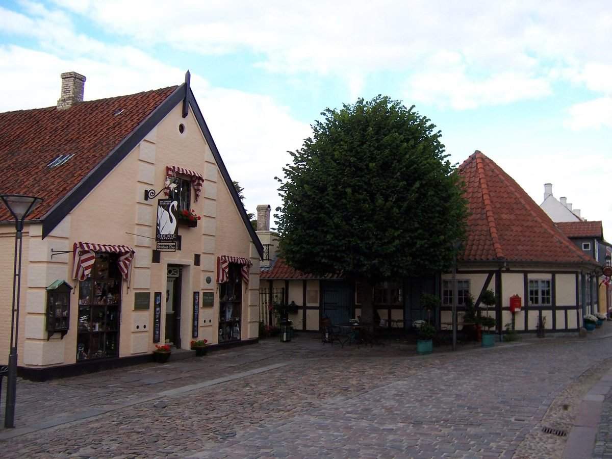 Gasse mit kleinen historischen Häusern in der Altstadt von Odense