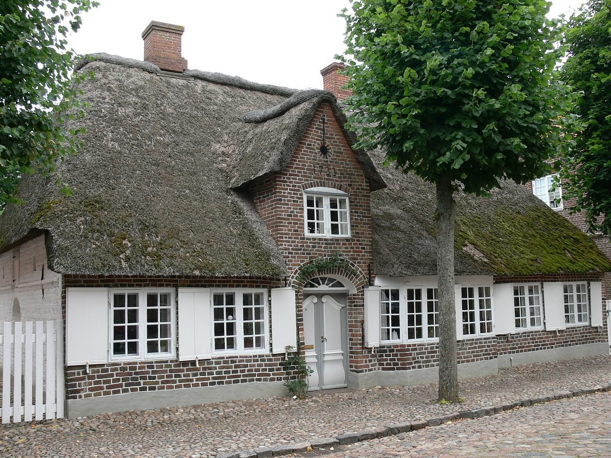 Reetgedecktes Backsteinhaus in der Slotsgade von M&oslash;gelt&oslash;nder in S&uuml;dj&uuml;tland