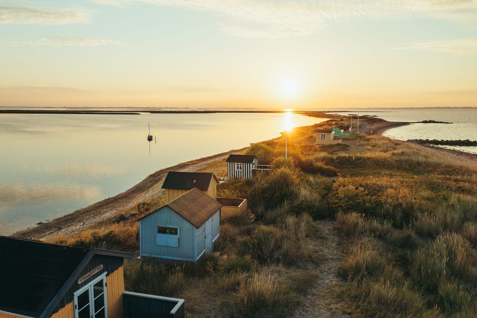 Cabanes de plage colorées sur la plage de Marstal au coucher du soleil
