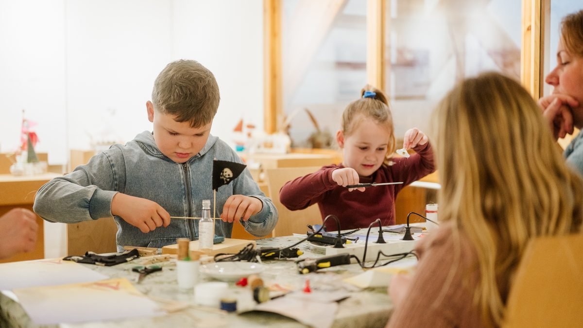 Enfants en train de bricoler au musée maritime de Marstal