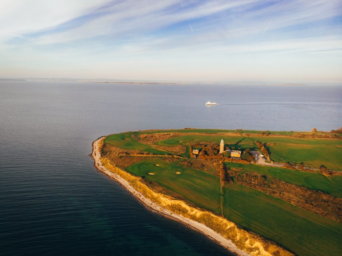 Vue aérienne de l'Ærø Golf Klub avec le phare de Skjoldnæs