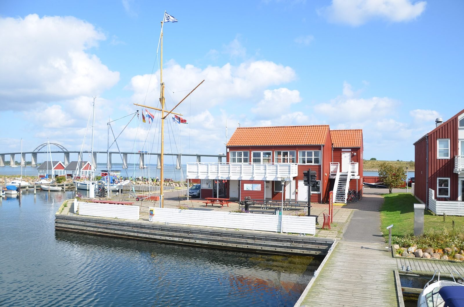 Hafen von Rudk&oslash;bing auf Langeland mit dem historischen Hafenkontor