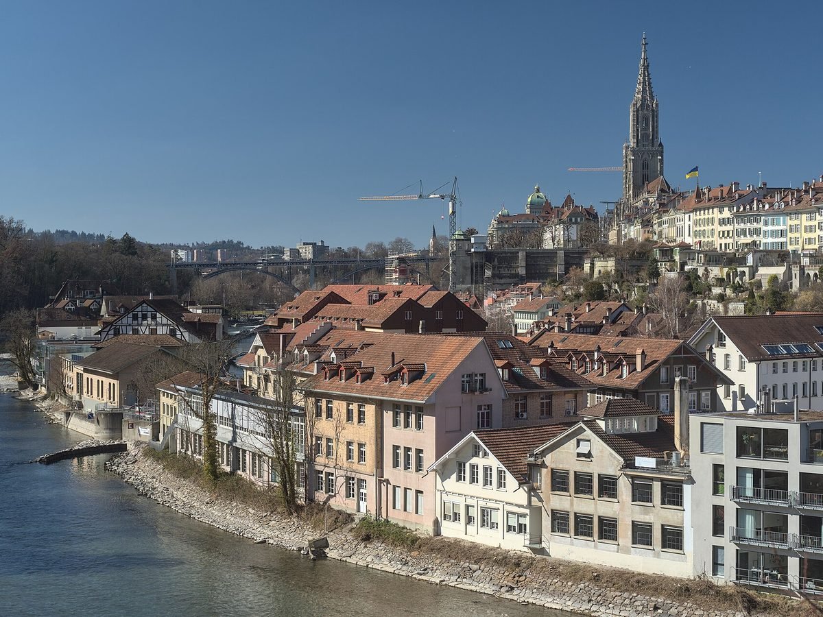 L'Aar et la vieille ville de Berne avec la collégiale