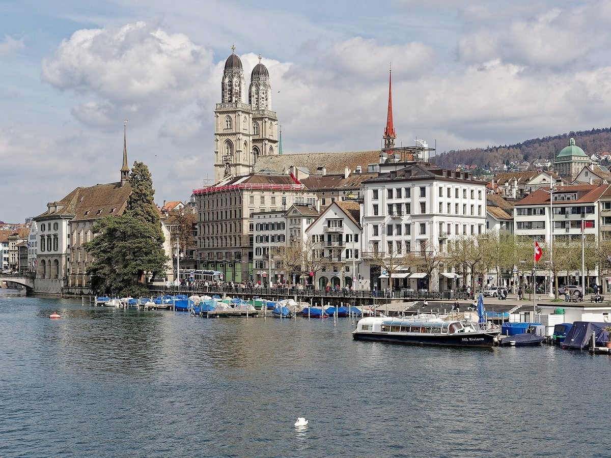 La Limmat et le Grossm&uuml;nster &agrave; Zurich